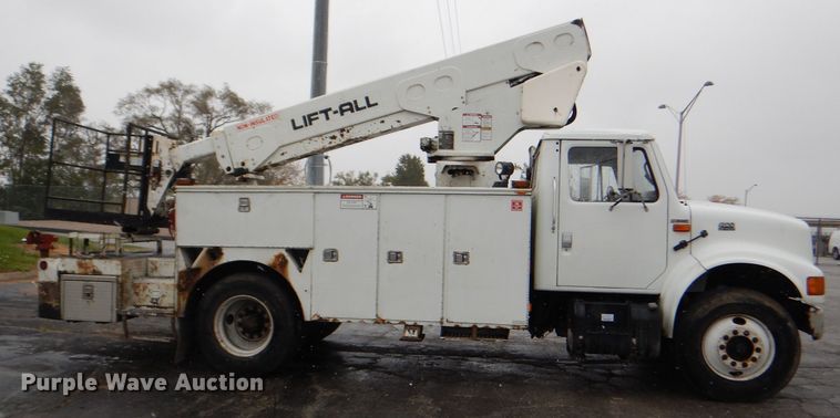 image for item DI2648 2002 International 4900 bucket truck
