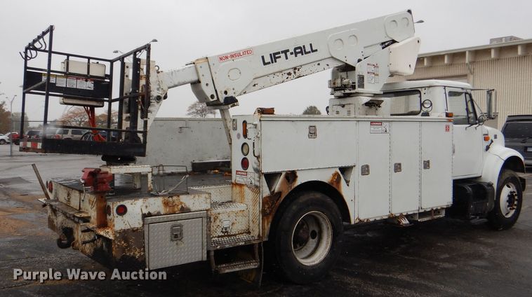 image for item DI2648 2002 International 4900 bucket truck