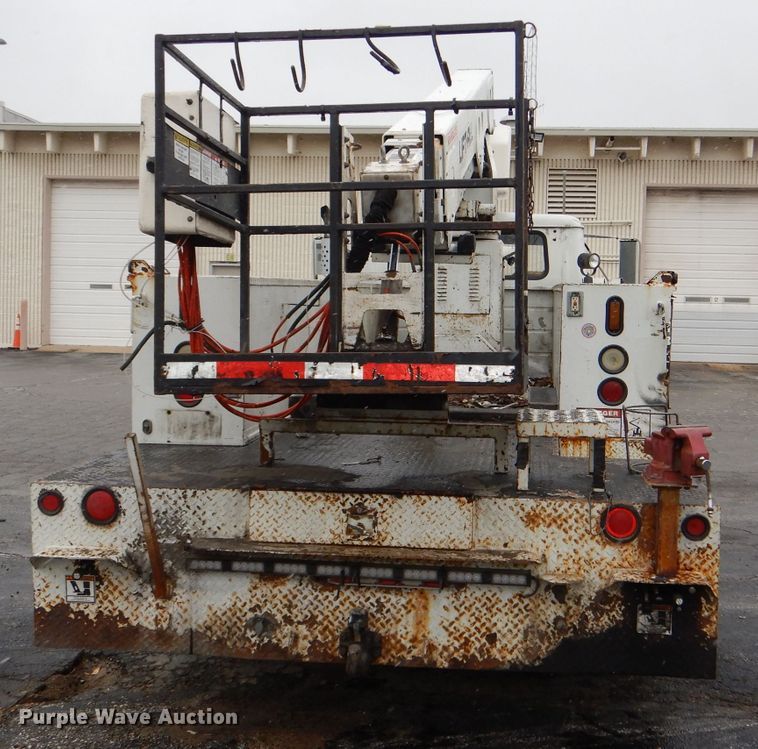 image for item DI2648 2002 International 4900 bucket truck