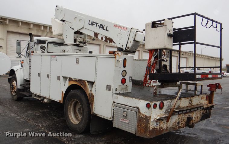 image for item DI2648 2002 International 4900 bucket truck