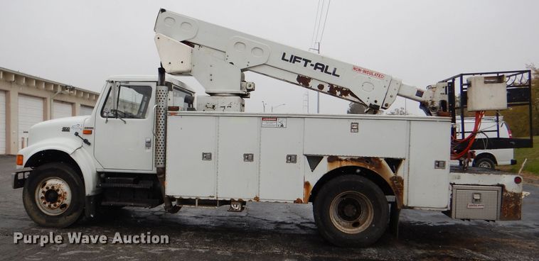 image for item DI2648 2002 International 4900 bucket truck