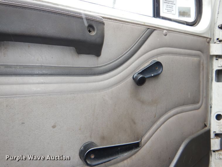 image for item DI2648 2002 International 4900 bucket truck