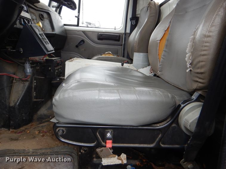 image for item DI2648 2002 International 4900 bucket truck