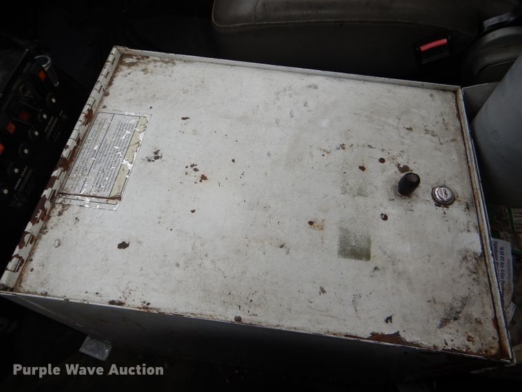 image for item DI2648 2002 International 4900 bucket truck