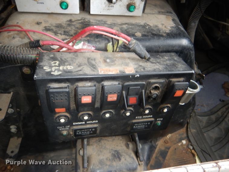 image for item DI2648 2002 International 4900 bucket truck