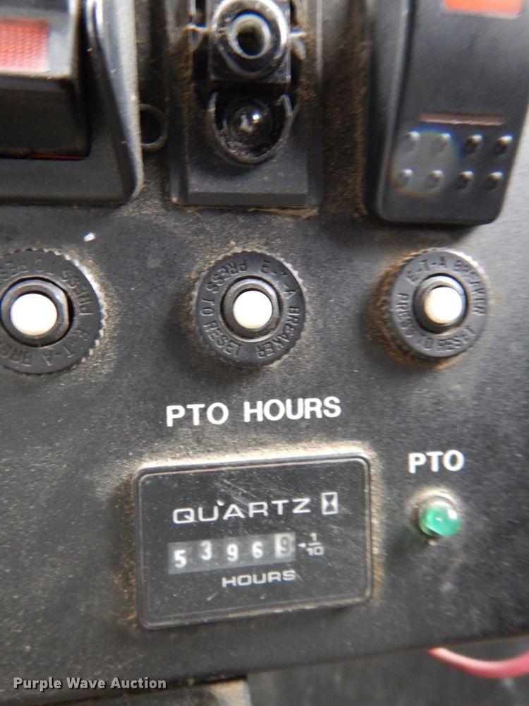 image for item DI2648 2002 International 4900 bucket truck