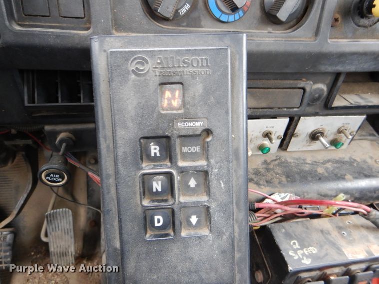 image for item DI2648 2002 International 4900 bucket truck