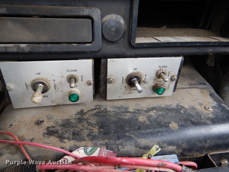 image for item DI2648 2002 International 4900 bucket truck