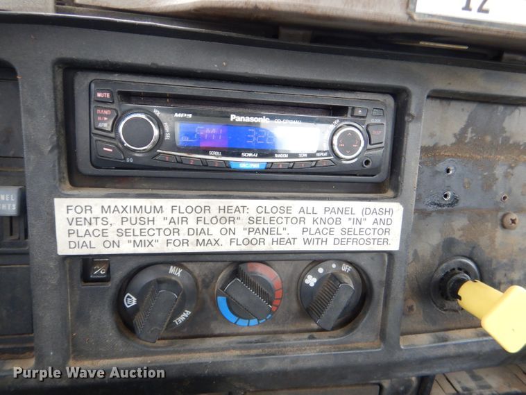 image for item DI2648 2002 International 4900 bucket truck