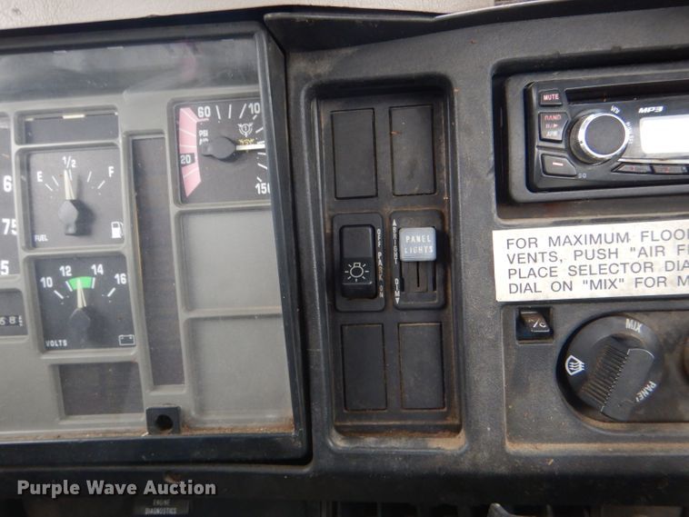 image for item DI2648 2002 International 4900 bucket truck