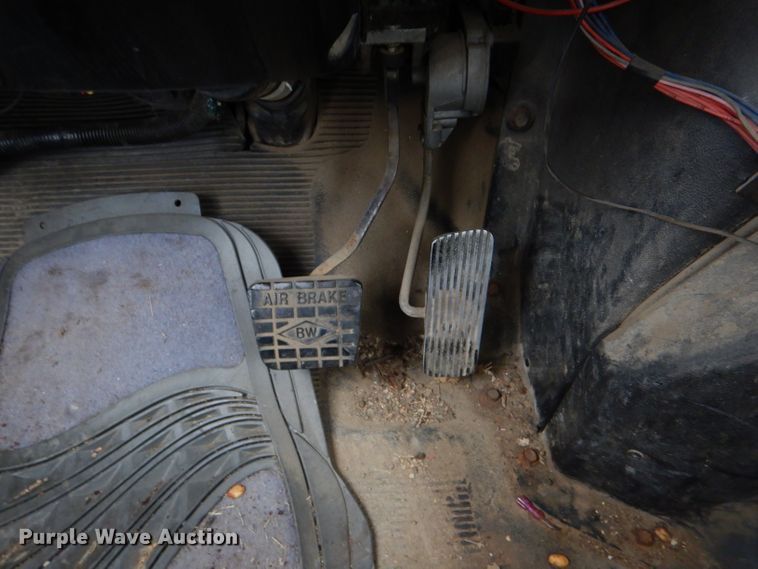 image for item DI2648 2002 International 4900 bucket truck