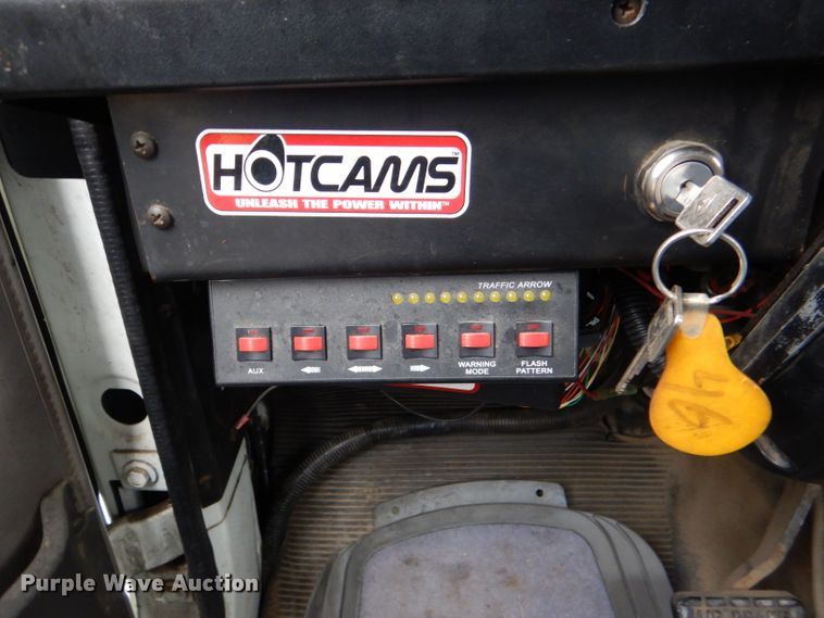 image for item DI2648 2002 International 4900 bucket truck