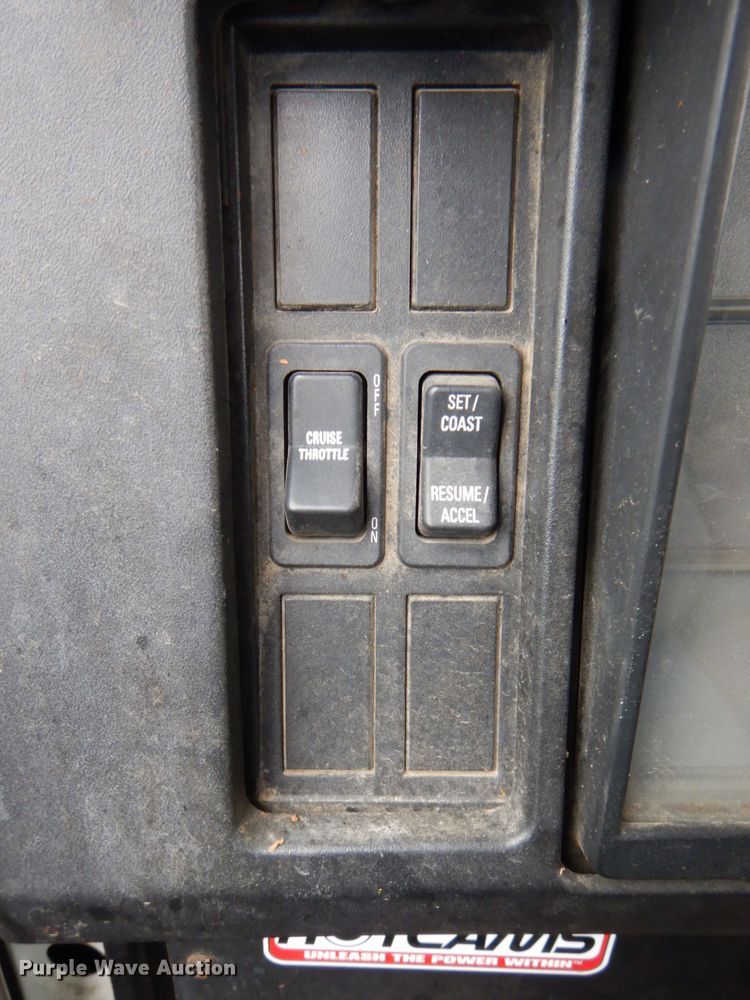 image for item DI2648 2002 International 4900 bucket truck