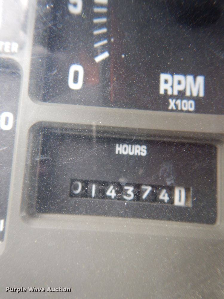 image for item DI2648 2002 International 4900 bucket truck