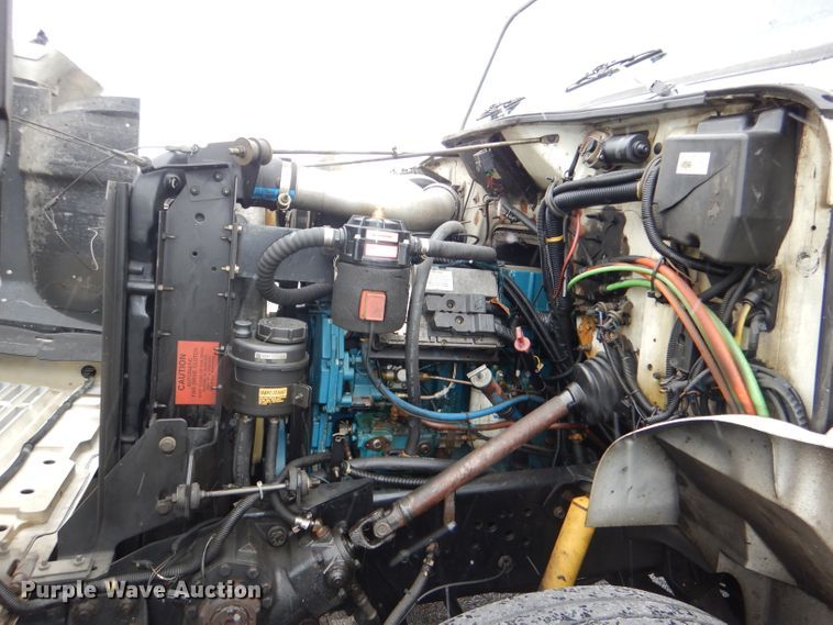 image for item DI2648 2002 International 4900 bucket truck