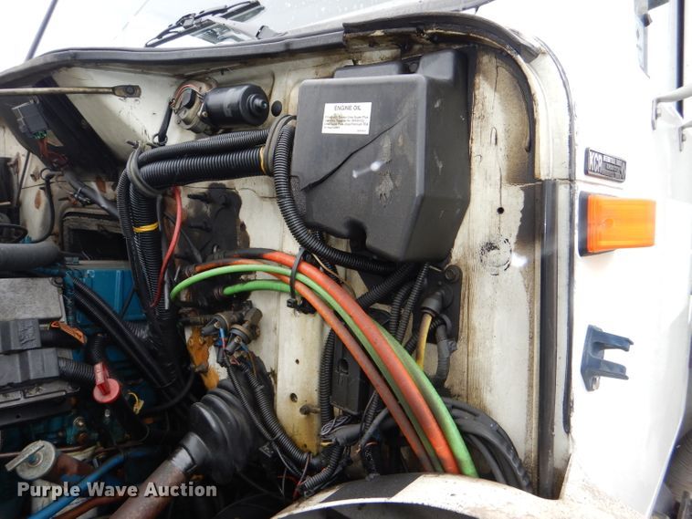 image for item DI2648 2002 International 4900 bucket truck