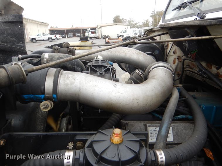 image for item DI2648 2002 International 4900 bucket truck