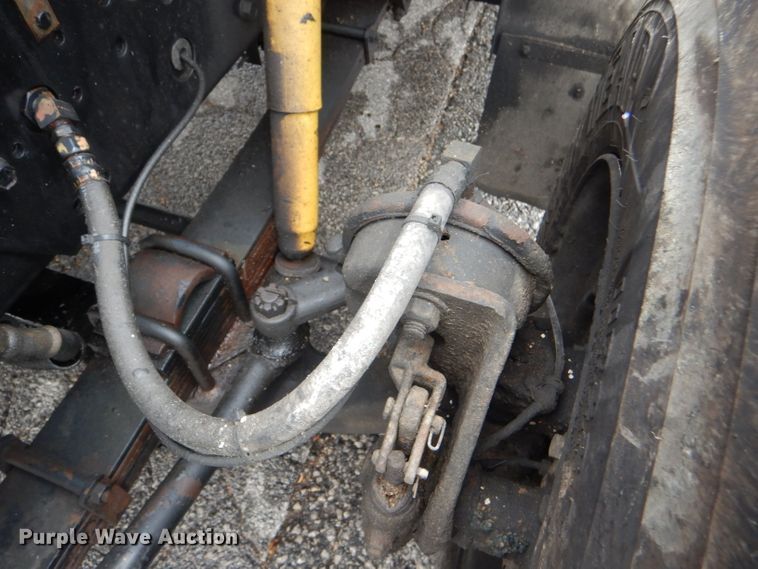 image for item DI2648 2002 International 4900 bucket truck