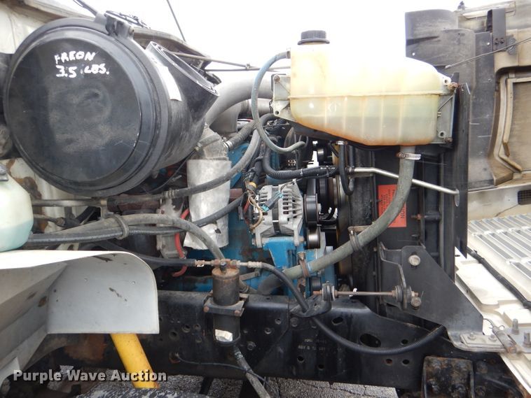 image for item DI2648 2002 International 4900 bucket truck