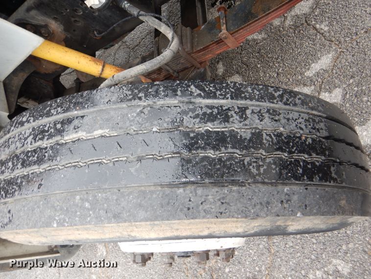 image for item DI2648 2002 International 4900 bucket truck