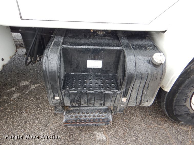 image for item DI2648 2002 International 4900 bucket truck