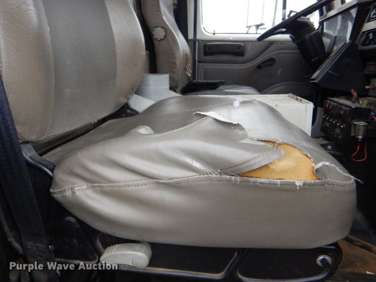 image for item DI2648 2002 International 4900 bucket truck