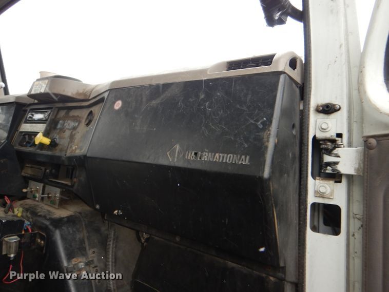 image for item DI2648 2002 International 4900 bucket truck