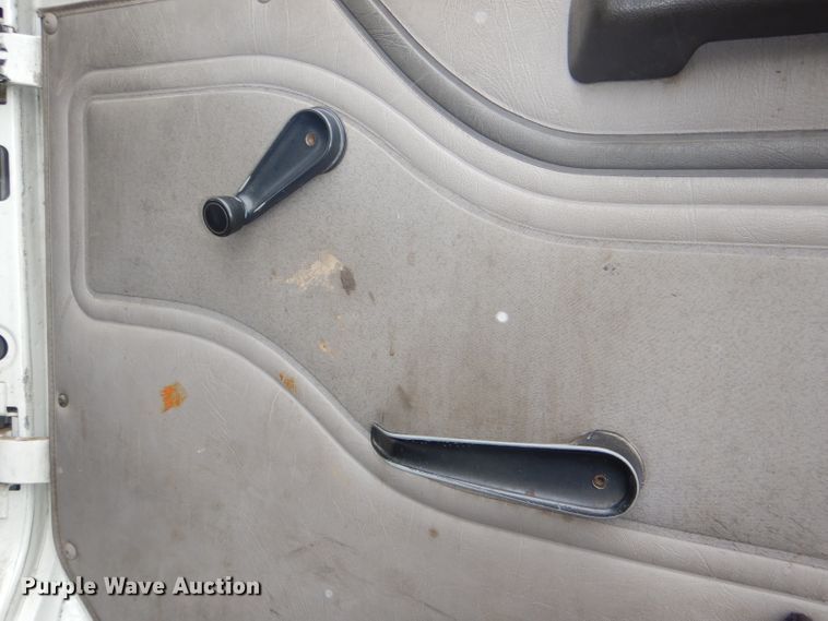 image for item DI2648 2002 International 4900 bucket truck