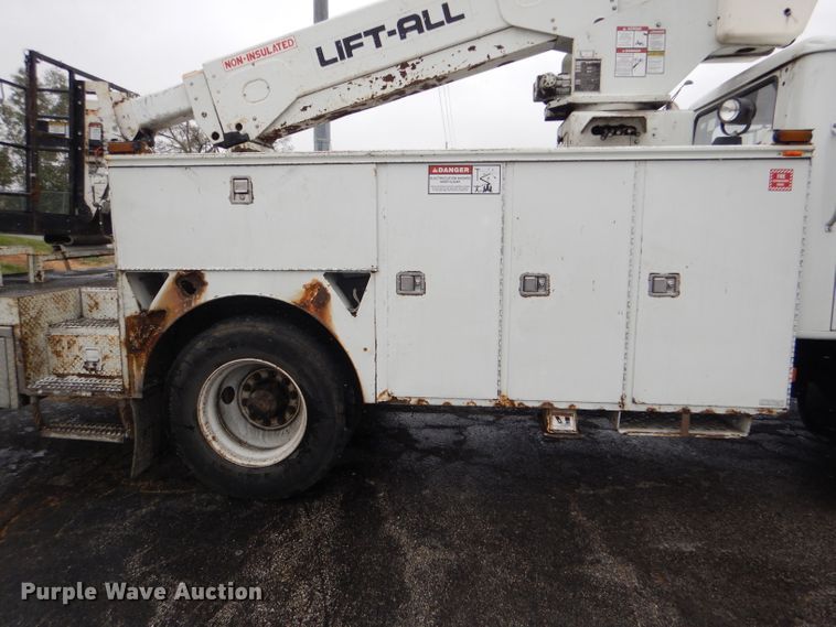 image for item DI2648 2002 International 4900 bucket truck