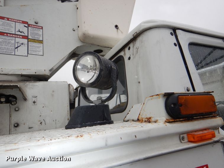 image for item DI2648 2002 International 4900 bucket truck