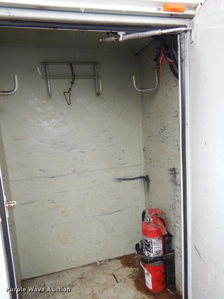 image for item DI2648 2002 International 4900 bucket truck