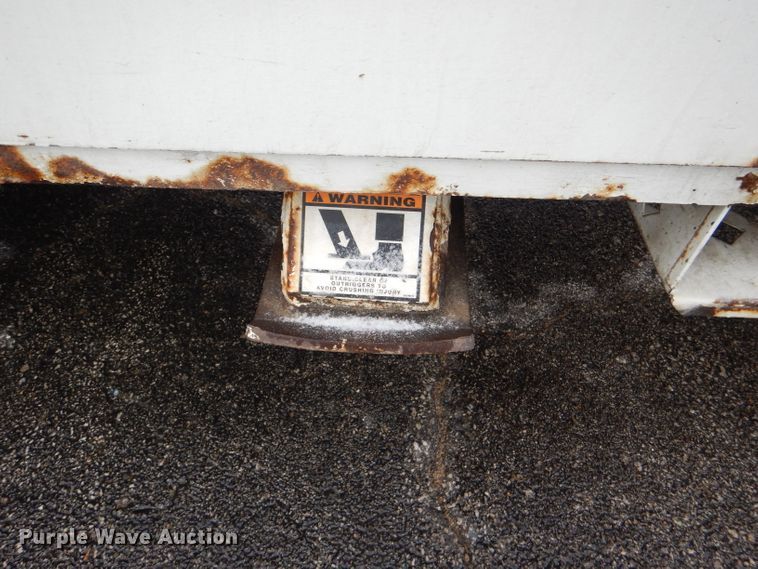 image for item DI2648 2002 International 4900 bucket truck