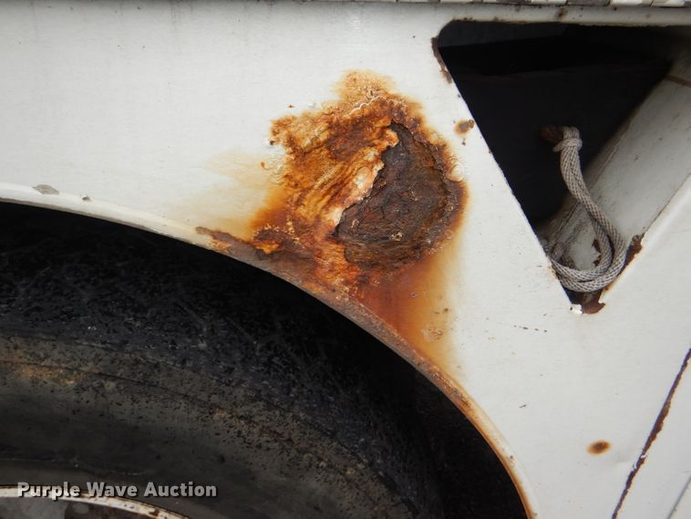 image for item DI2648 2002 International 4900 bucket truck