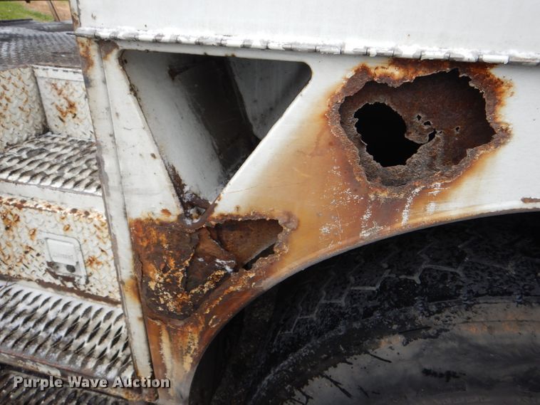 image for item DI2648 2002 International 4900 bucket truck