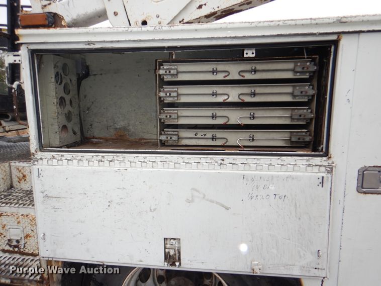 image for item DI2648 2002 International 4900 bucket truck