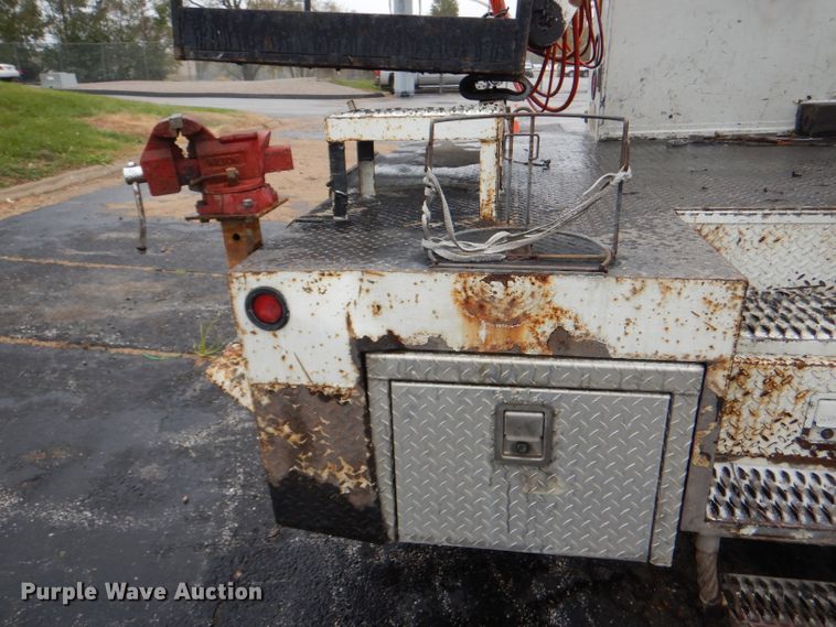 image for item DI2648 2002 International 4900 bucket truck