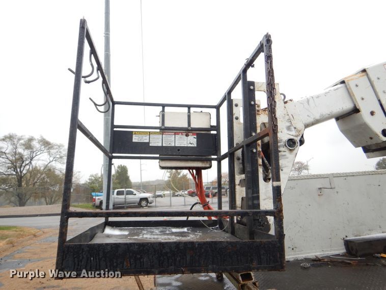 image for item DI2648 2002 International 4900 bucket truck