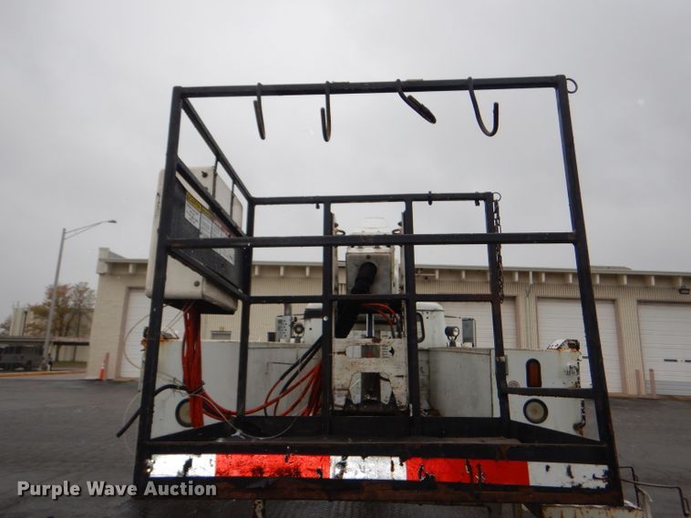 image for item DI2648 2002 International 4900 bucket truck