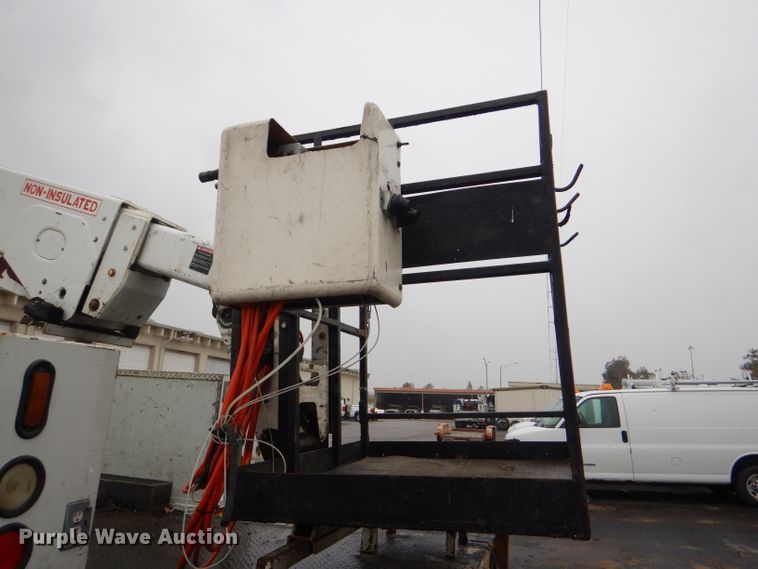 image for item DI2648 2002 International 4900 bucket truck