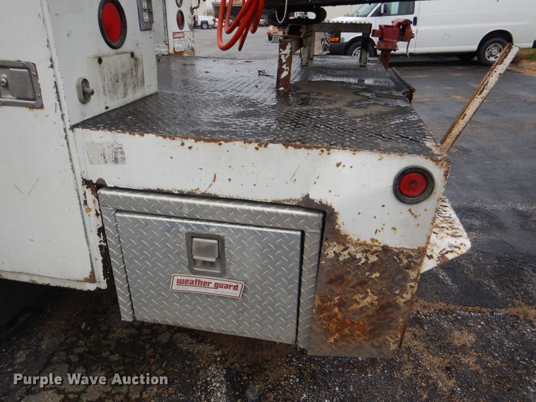 image for item DI2648 2002 International 4900 bucket truck