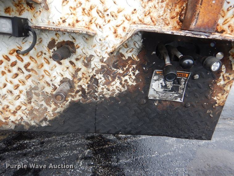 image for item DI2648 2002 International 4900 bucket truck