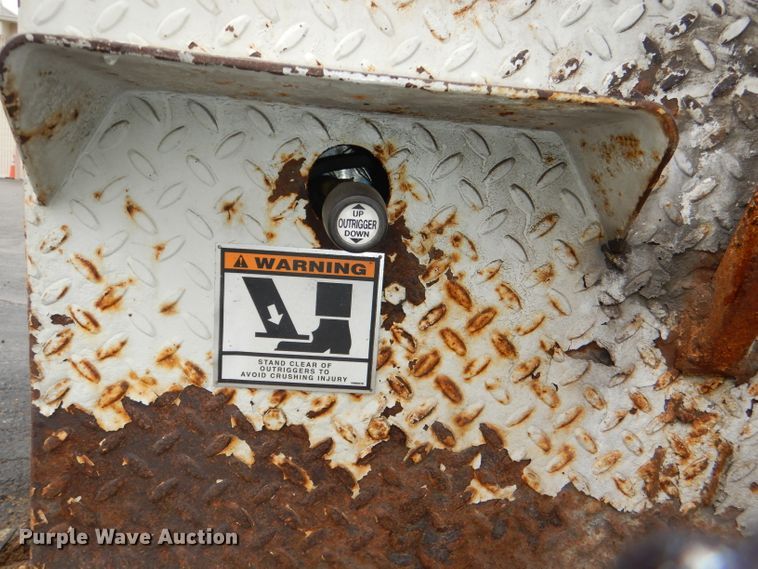 image for item DI2648 2002 International 4900 bucket truck