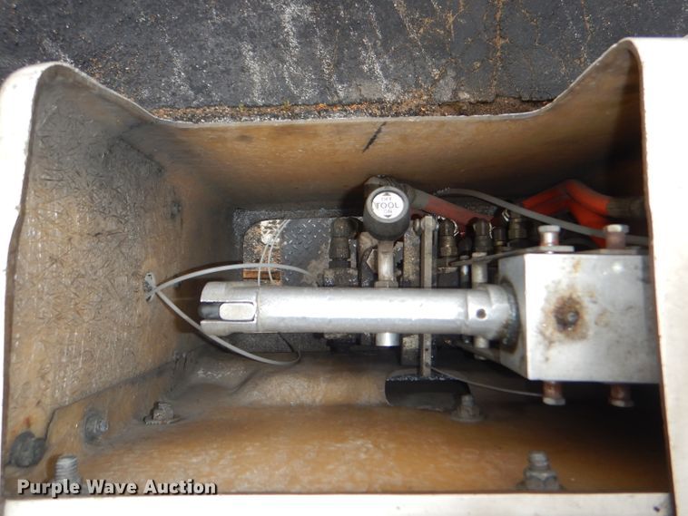 image for item DI2648 2002 International 4900 bucket truck