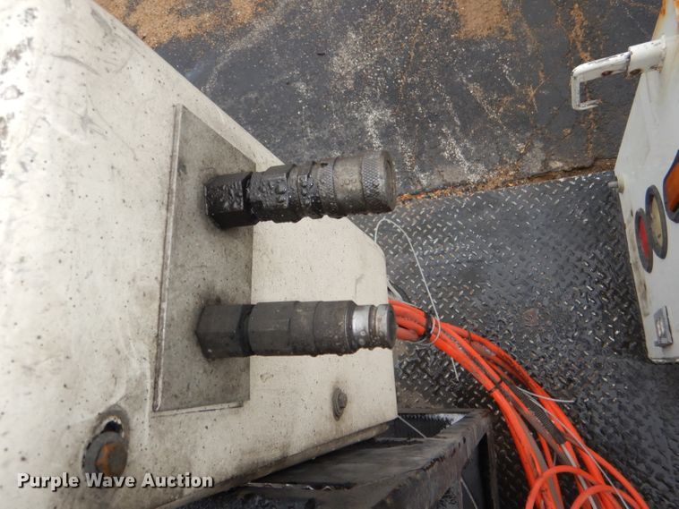 image for item DI2648 2002 International 4900 bucket truck