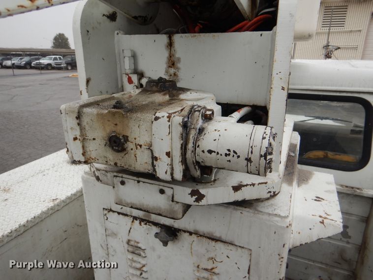 image for item DI2648 2002 International 4900 bucket truck