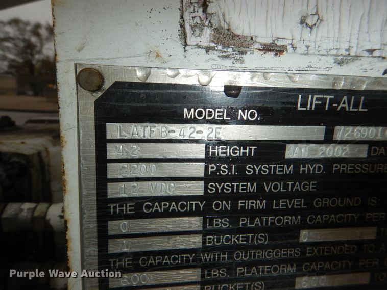 image for item DI2648 2002 International 4900 bucket truck