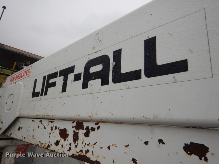 image for item DI2648 2002 International 4900 bucket truck