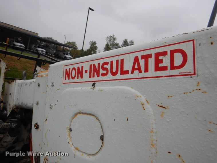 image for item DI2648 2002 International 4900 bucket truck