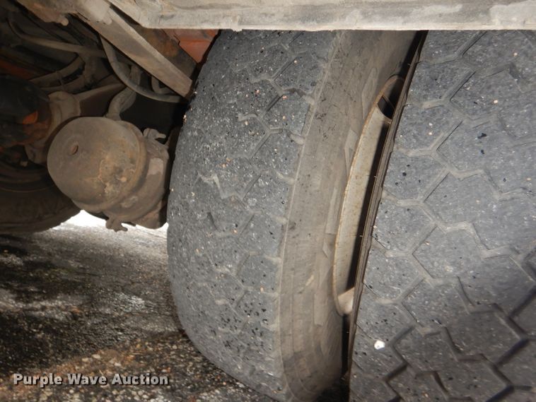 image for item DI2648 2002 International 4900 bucket truck