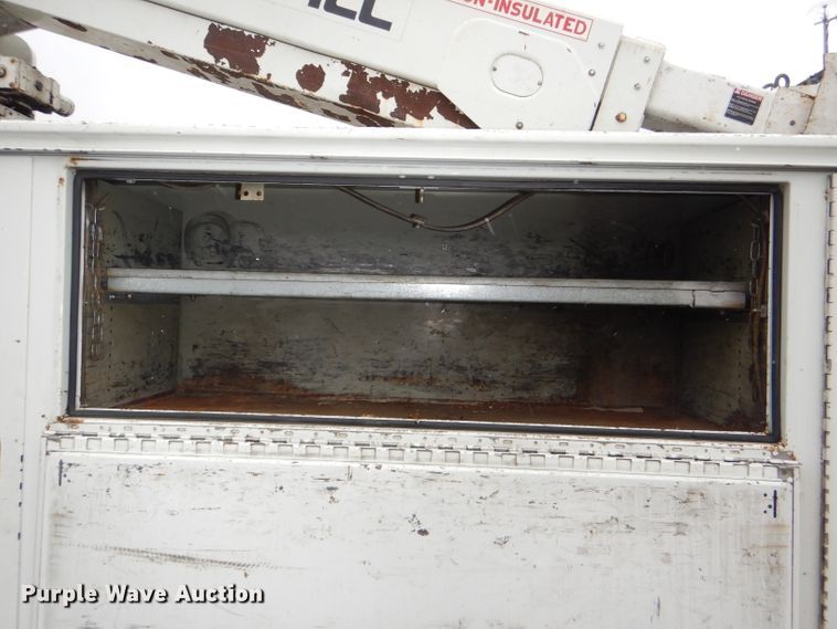 image for item DI2648 2002 International 4900 bucket truck